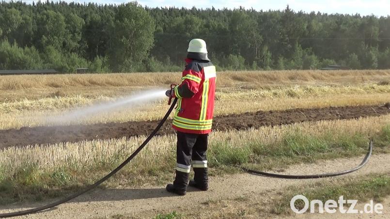 Ein Stoppelfeld fängt bei trockener Witterung Feuer. jma