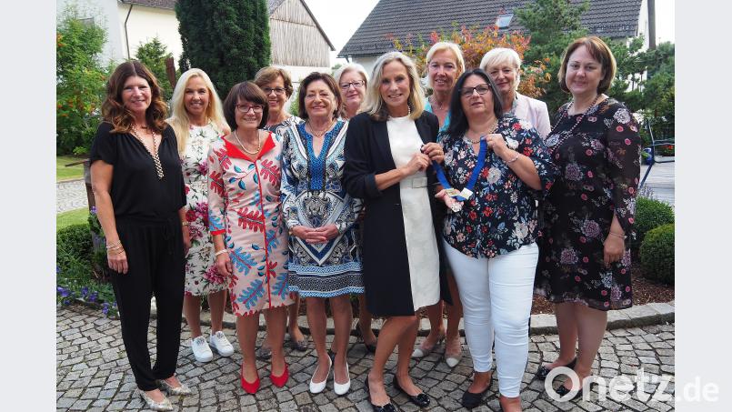 Christiane Bardenheuer (vordere Reihe, Dritte von rechts) übernimmt die Amtskette von Vorgängerin Alexandra Stangl (Zweite von rechts) Bühner
