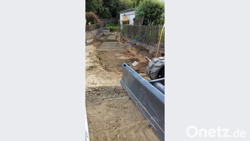 Eine CSU-Delegation informiert sich an der Schlosshof-Baustelle über den Fortschritt der Arbeiten. gra