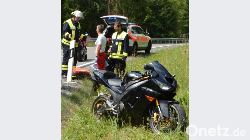 Ein 24-jähriger Biker wurde am Sonntag in der Nähe "Krautwinkel" bei einem Sturz mittelschwer verletzt. Er war mit seiner Kawasaki ZX-6R auf das Bankett geraten und gestürzt. dob