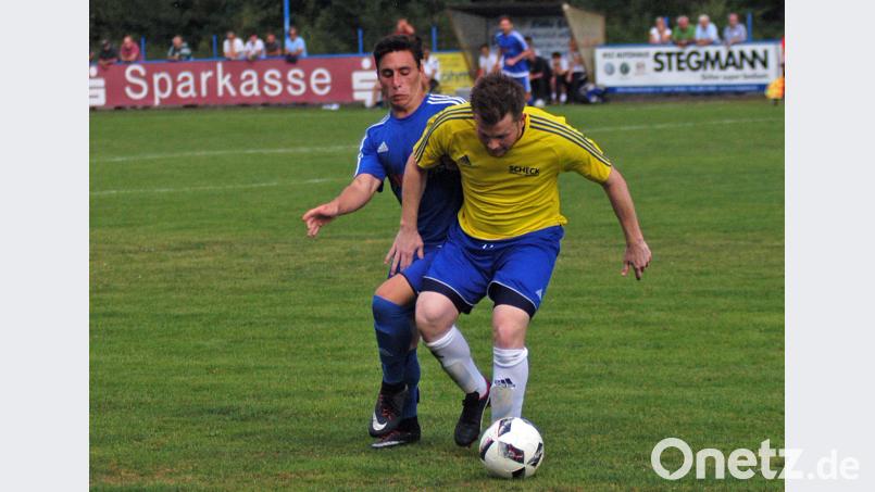 Sebastian Ermer (l.) war ein ständiger Unruheherd in der Etzenrichter Offensive, auch wenn er hier gegen Michael Diermeier das Nachsehen hatte. otr