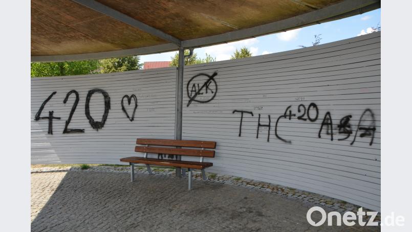 Im Stadtgebiet entdeckt die Polizei etliche Schmierereien, die eventuell auf eine Kifferszene hinweisen. Am schlimmsten ist das hölzerne Rondell im Stadtpark verunstaltet. dob