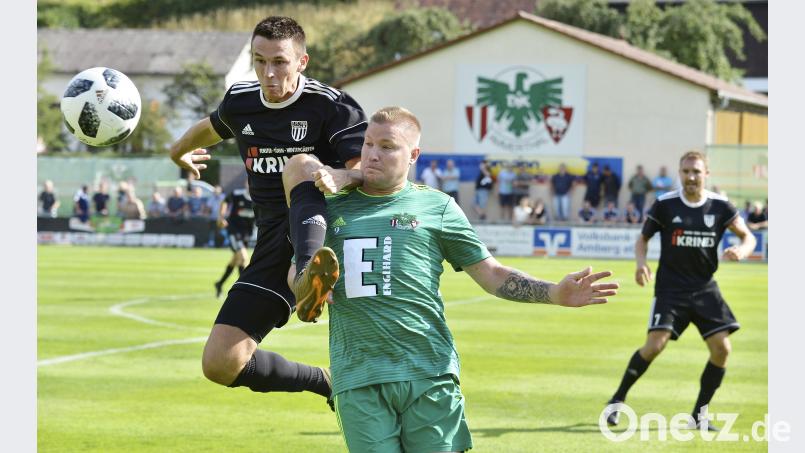 Der in der 64. Spielminute für den Torschützen Florian Fruth eingewechselte Ammerthaler Mittelstürmer Michael Jonczy (rechts) stemmt sich vehement im Zweikampf gegen den Sander Innenverteidiger Danny Schlereth (links), beobachtet vom Sander Kapitän Andre´ Karmann (rechts hinten. Ziegler