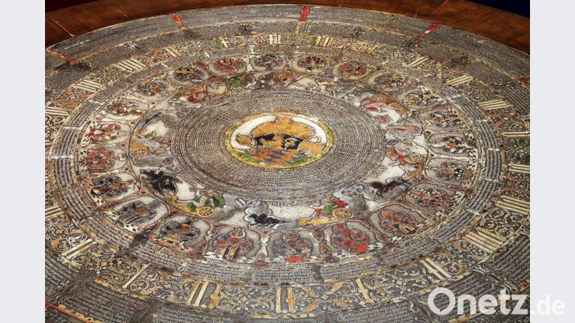 Der Amberger Liedertisch von 1591 besteht aus einer runden Solnhofener Kalksteinplatte von 128 Zentimetern Durchmesser. Er gilt als Meisterwerk der Steinätzkunst. In die Platte sind Noten und Text einer Motette für sechs Stimmen eingeätzt, eines der bedeutendsten Stücke evangelischer Kirchenmusik des 16. Jahrhunderts. Der Besucher des Stadtmuseums bekommt das Lied über Lautsprecher präsentiert. Wolfgang Steinbacher