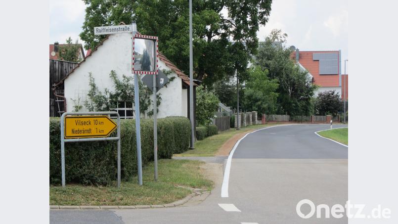 Ein Gehweg zwischen Raiffeisenstraße und Königsteiner Weg bringt zukünftig mehr Verkehrssicherheit. aks