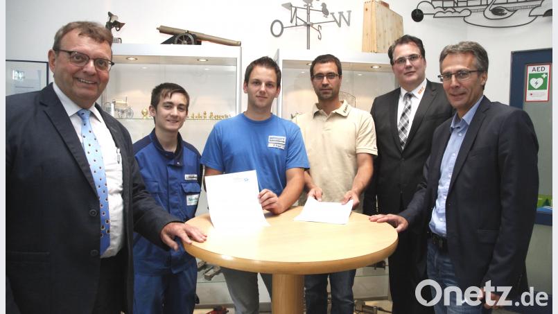 Schulleiter Helmut Schuster, die Auszubildenden Luca Schlachtbauer und Andreas Kraus, Schreinermeister Michael Bräu, BBZ-Geschäftsführer Michael Mändl und der Zentrumsleiter des Kolpingbildungswerkes, Karl Ziegler (von links) planen ein gemeinsames Projekt. Hirsch