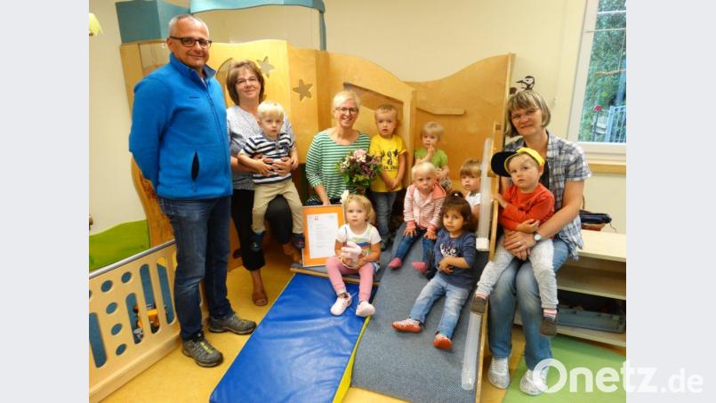 Eine gute Truppe: (von links) Bürgermeister Hubert Kraus, Kindergartenleiterin Sabine Schinner, Sabine Friedrich und rechts Andrea Kuchenreuther, Leiterin der Kinderkrippe, mit ihren Schützlingen . twg