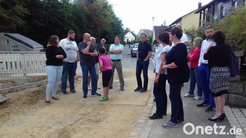 Eine CSU-Delegation informiert sich an der Schlosshof-Baustelle über den Fortschritt der Arbeiten. gra