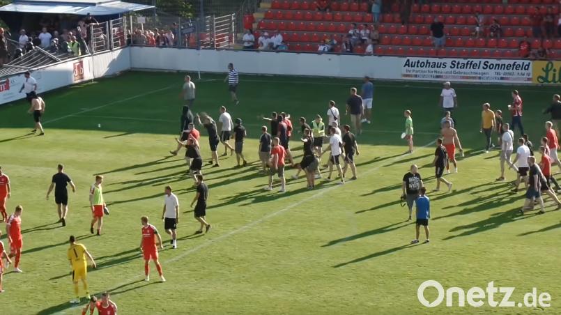 Nürnberger Fans stürmen den Platz bei einem Testspiel in Weismain. Screenshot Youtube