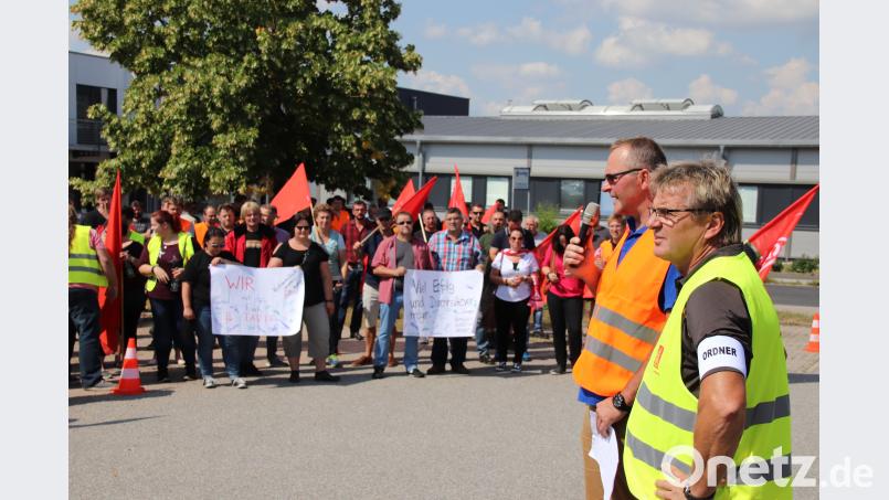 Warnstreik bei EMZ Hanauer am Ende der vergangenen Woche: EMZ-Betriebsratsvorsitzender Georg Bauer und Udo Fechtner, der 2. Bevollmächtigte der IG Metall Amberg (von rechts). Dobler