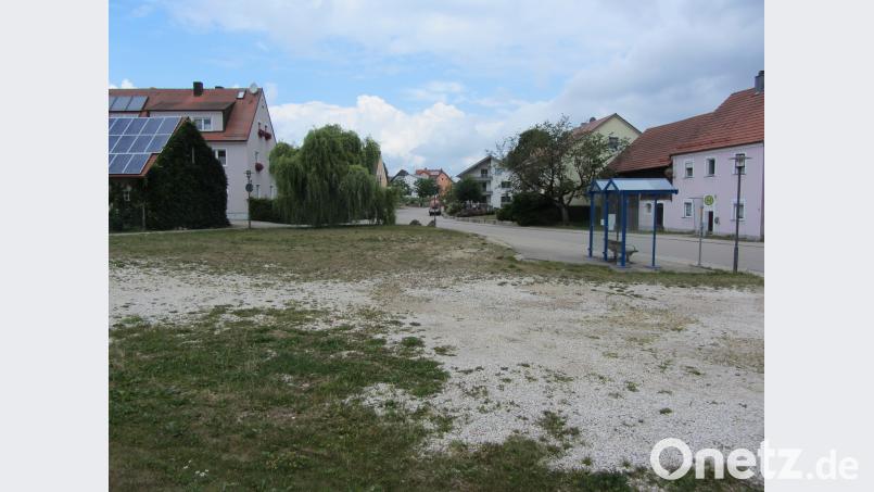 Hier entstehen markierte Parkplätze, Verbindungswege und eine nach Norden versetzte barrierefreie Bushaltestelle aks