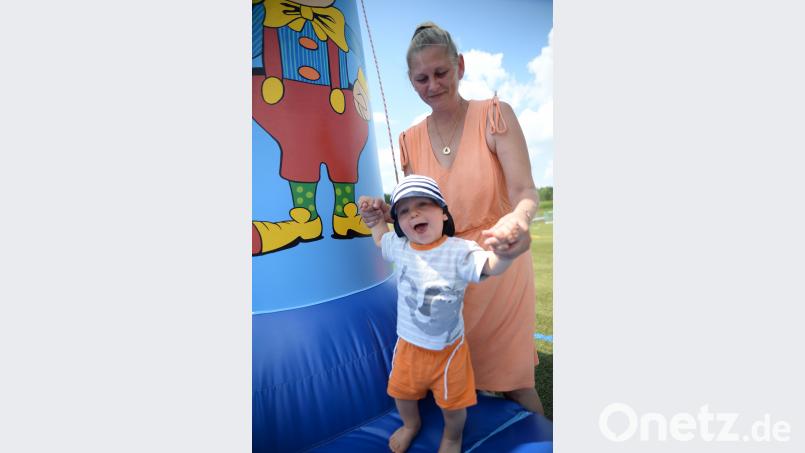 Noch etwas zu klein für das Innere der Hüpfburg. Dem Max hat es mit Unterstützung der Mama aber auch auf den Eingangstufen gefallen. brü