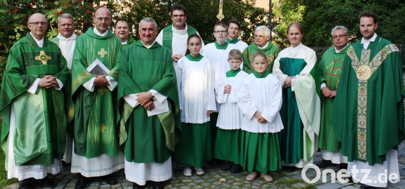 Die Geistlichen des Dekanates stellten mit Dekan Alfons Kaufmann und Festprediger Christian Burkhardt zusammen mit den Ministranten vor der Stadtpfarrkirche zum Erinnerungsbild. lg