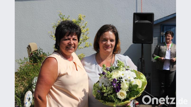 Die Vorsitzende des Fördervereins Anita Graf links übergab an die Elternbeiratsvorsitzende, Silke Hierl links einen Blumenstrauß zum Dank für die Vorbereitung. ral