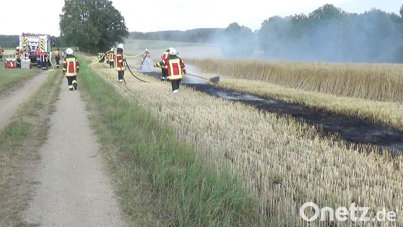 Ein Stoppelfeld fängt bei trockener Witterung Feuer. jma
