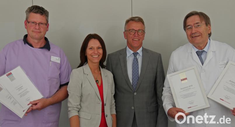 Wurde für ihre besonderen Leistungen ausgezeichnet, Dr. Gregor Stohlmann (links) und Professor Rudolf Ascherl. Mit im Bild Krankenhausleiterin Claudia Kost und Franz Stahl (Mitte). tr