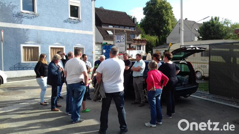Eine CSU-Delegation informiert sich an der Schlosshof-Baustelle über den Fortschritt der Arbeiten. gra