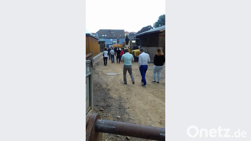 Eine CSU-Delegation informiert sich an der Schlosshof-Baustelle über den Fortschritt der Arbeiten. gra