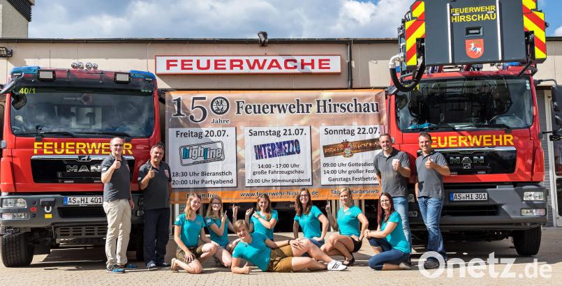 Vom 20. bis 22. Juli feiert die Freiwillige Feuerwehr ihr 150-Jähriges. Der allergrößte Teil der Vorbereitungen ist abgeschlossen, konnten die Vorstände Michael Schuminetz (2.v.l.) und Thomas Maier (l.) sowie die Kommandanten Sebastian Jasinsky (2.v.r.) und Claus Meyer (r.) feststellen. Die Kleider für die Festdamen treffen in diesen Tagen ein. u
