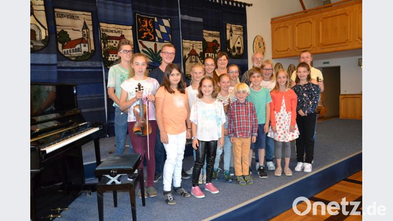 Die Schüler der Klavierklasse von Klara Bäumler und Violinklasse Friedemann Kloos präsentierten beim Vorspielabend der Musikschule Moosbach im Rathaussaal ein sehr ansprechendes Programm. gi