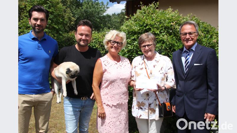 1600 Euro, den Spendenerlös eines Sommerfestes im Garten des ehemaligen MdB&#039;s Reiner Meier, erhielt Dr. Annemarie Schraml für ihre Feuerkinder in Tansania. Unser Bild zeigt von links Yuily Meier, Dominik Meier mit Hund „Gusti“, Ulli Meier, Dr. Annemarie Schraml und Reiner Meier. kro
