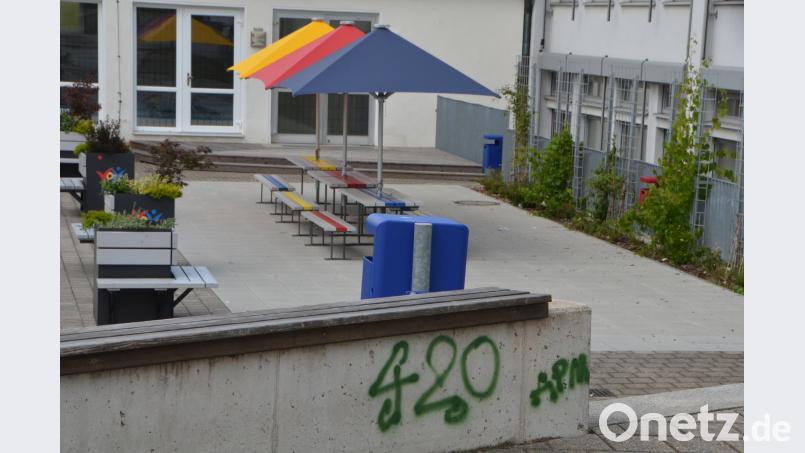 Im Stadtgebiet entdeckt die Polizei etliche Schmierereien die eventuell auf eine Kifferszene hinweisen. Spuren hinterließen der oder die Täter ebenso an der Realschule im Pausenhof. dob