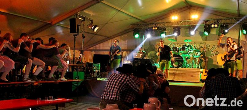Der „Froschhaxn-Express“ sorgt bei der Pirker Kirwa für beste Stimmung. zer
