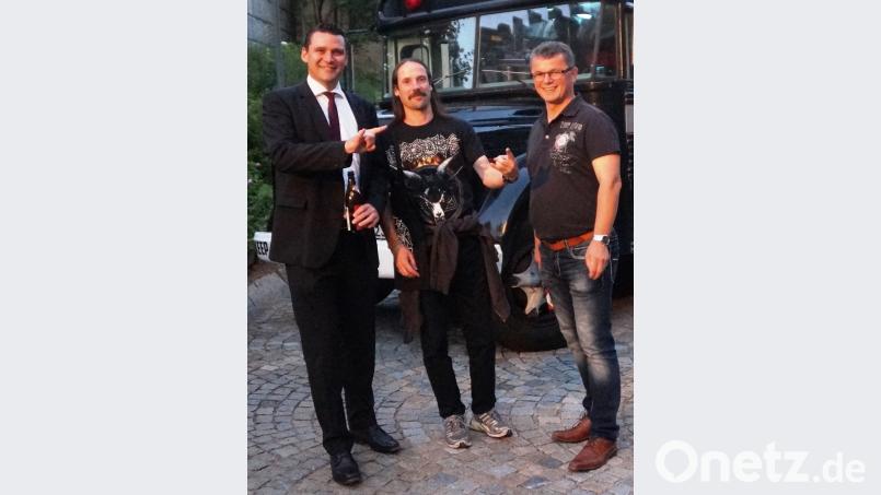Landrat Thomas Ebeling (links) und Bürgermeister Martin Birner (rechts) zeigten sich begeistert von dem tollen Event des Tennisclubs und genossen die rockige Musik. Landrat Ebeling demonstrierte mit seiner Handbewegung, welche Musik er vorzieht. weu