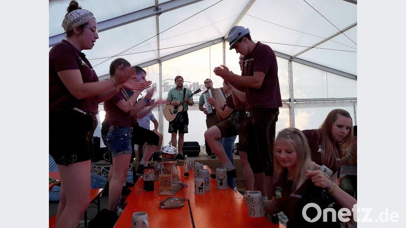Die Gruppe „d’Allerscheynsten“ zieht mit ihren Musikinstrumenten von Tisch zu Tisch. zer