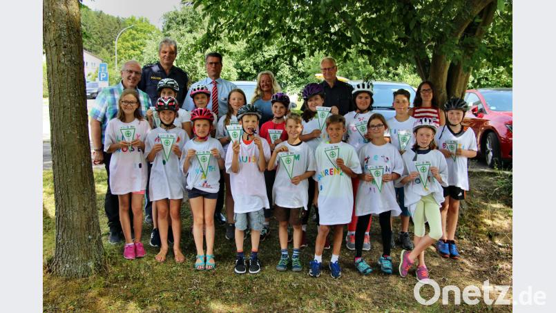 Vor Freude über den bestandenen Fahrradführerschein strahlen die Schüler und nehmen die Wünsche für stets unfallfreies Radfahren von Bürgermeister Winfried Franz, Verkehrserzieher Bernhard Ziegler, Michael Heinz von der Sparkasse Amberg-Sulzbach, Rektorin Birgit Molitor, Verkehrserzieher Uwe Aulinger und Elternbeiratsvorsitzender Ulrike Appel (hinten, von links) entgegen. ds