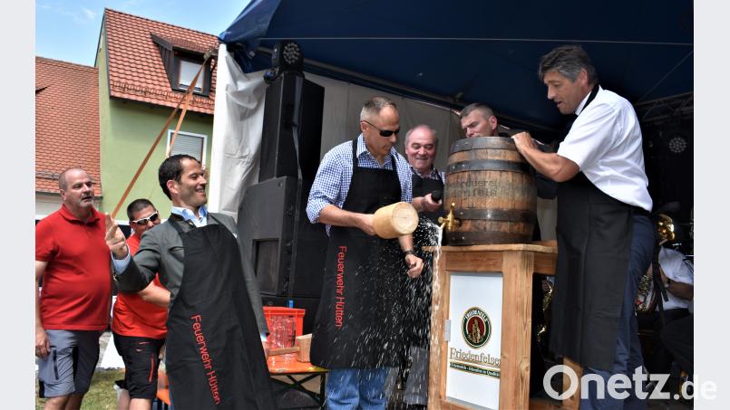 Nach einem Schlag von Brigadegeneral Christopher C. LaNeve floss das Bier. rgr