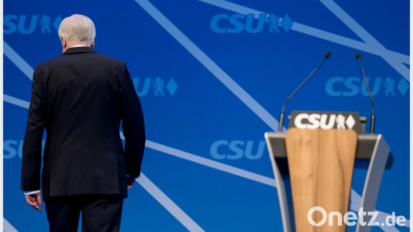 Der CSU-Vorsitzende Horst Seehofer verlässtseiner Rede die Bühne. Sven Hoppe/dpa