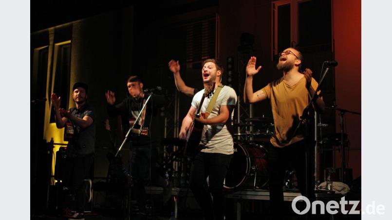 "Me &amp; Reas" brennen ein Feuerwerk ab. adj