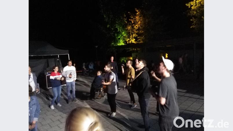 Me&amp;REAS mischte sich bei ihren Songs auch unter die Zuhörer adj