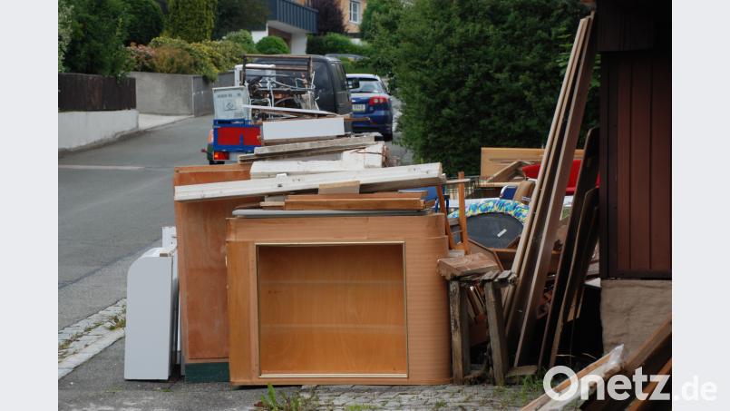 Auf Kleinlastern und Autoanhängern mit osteuropäischen Kennzeichen werden überwiegend Fahrräder und Elektrogeräte gestapelt. Die Möbel bleiben meist liegen. Portner