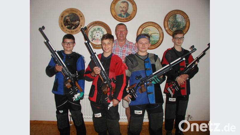 Stefan Kellner, Jonas Kuhbandner, Hannes Kellner und Christoph Bauer
(von links) präsentieren sich stolz für das Ehrungsfoto. gis