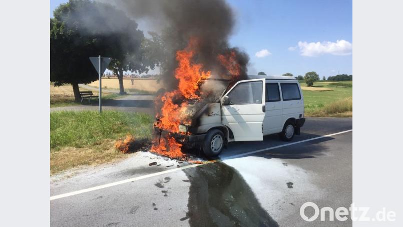 Ein Transporter brennt vollständig aus. jma