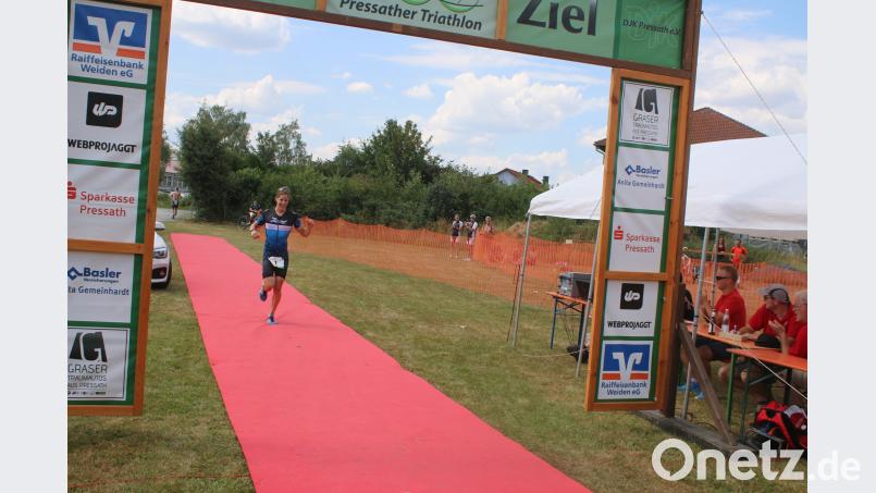 Sieger Andreas Besold beim Zieleinlauf. sne