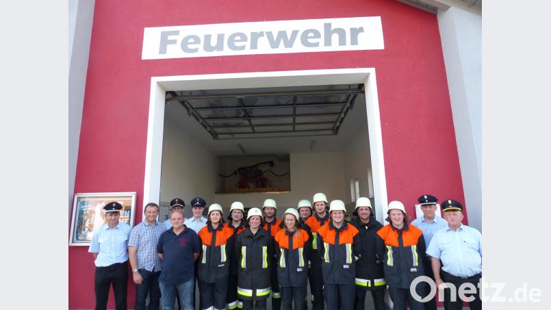 Das Schiedsrichterteam Martin Weig, Christian Demleitner (von rechts) und Sven Riedel (Fünfter von links) loben die Ausbildung. Kommandant Helmut Kellner, Bürgermeister Anton Kappl und Vorsitzender Peter Schwabl (von links) gratulieren. sl