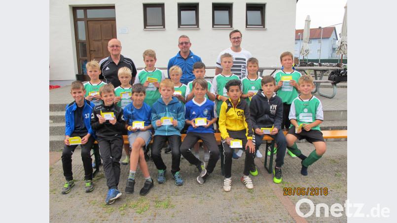 Die Mannschaften Vilseck I (hinten, in den grünen Trikots) und Vilseck II (vorne) nach der Grundschul-Landkreismeisterschaft auf dem Sportgelände des FV Vilseck mit (hinten, von links) Karl Heinz Grollmisch sowie den Betreuern Daniel Obermeier und Sandro Ungersböck. khg