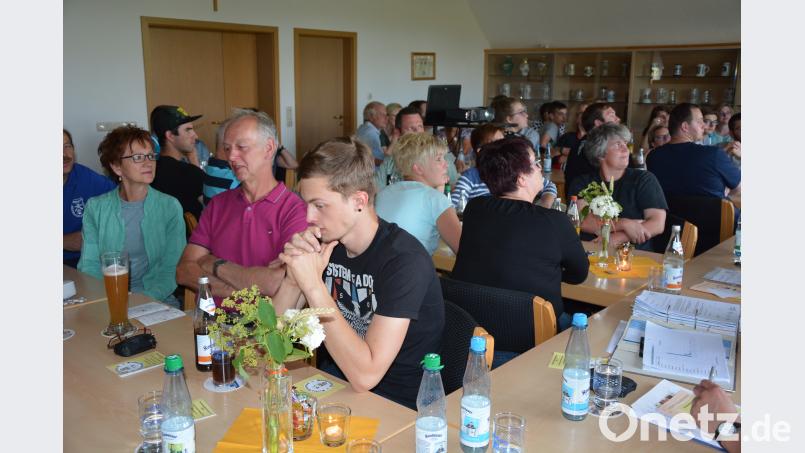 Bei der Abschlussbesprechung zum 19. Kreisjugend- und Familientag in Konnersreuth gab es im Feuerwehrgerätehaus eine bayerische Brotzeit für die ehrenamtlichen Helfer. jr