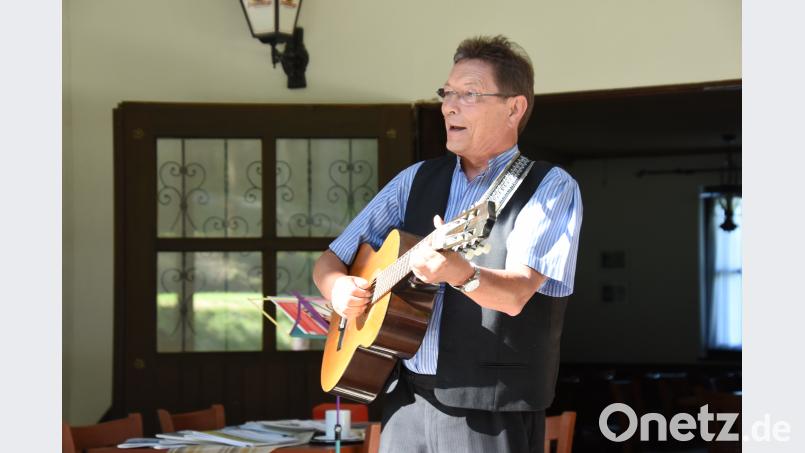 Franz Schötz tat sich leicht, wieder zahlreiche Musikbegeisterte zum Mitsingen zu animieren nag