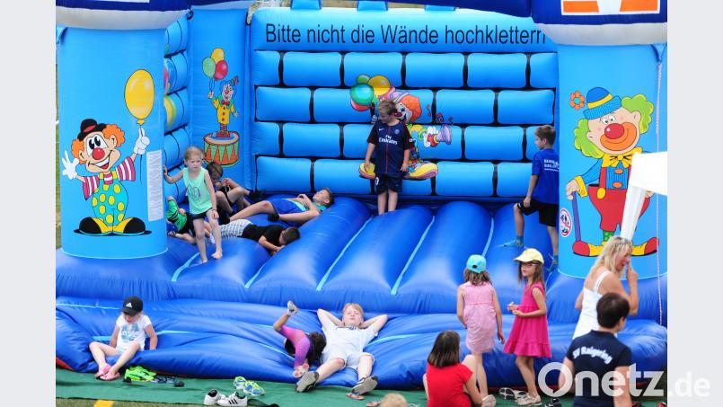 Eigentlich sollte gehüpft werden, aber auch zum Entspannen war die Hüpfburg gut. brü