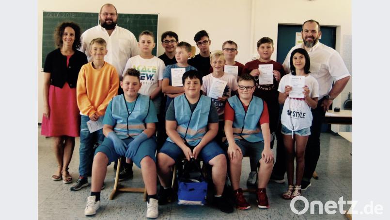 Zwölf frisch- gebackene Ersthelfer gibt es an der Grund- und Mittelschule Pressath. Was die Fünft- und Sechstklässler während des Schuljahres in der &quot;AG Schulsanitäter&quot; gelernt hatten, zeigten sie nun den beiden BRK- Ausbildern Jürgen Göppl (rechts) und Stefan Radies bei der abschließenden Prüfung. AG- Leiterin und Konrektorin Eva- Maria Ficker freute sich über den Ehrgeiz, den die Kinder an den Tag legten. edo
