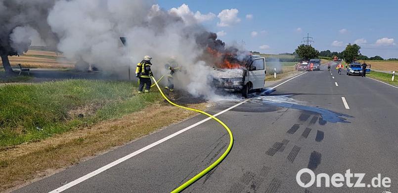Ein Transporter brennt vollständig aus. jma