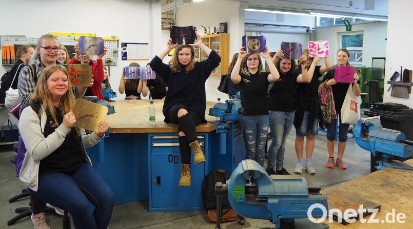 Stolz zeigen die Schülerinnen der Girls ´Day Akademie eine von ihnen selbst hergestellte Uhr Bühner