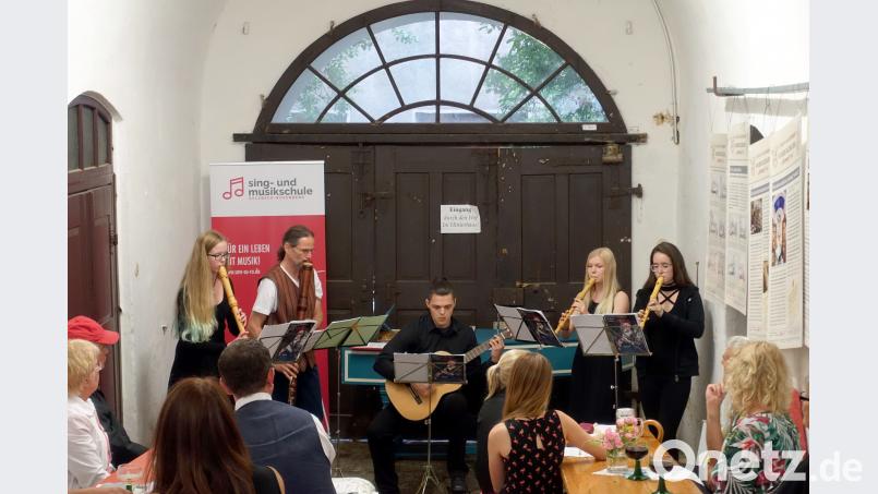 Die Sulzbacher Hofmusik unter der Leitung von Michael Kämmle (Zweiter von links) erfreut die Zuhörer mit feinem Flötenklang. gac