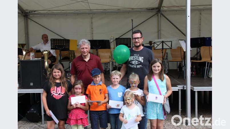 Die Gewinner des Luftballonwettbewerbs wurden von Bürgermeister Lothar Müller (links) und Präsident Uli Wittmann von der Faschingsgesellschaft mit kleinen Preise belohnt. flt