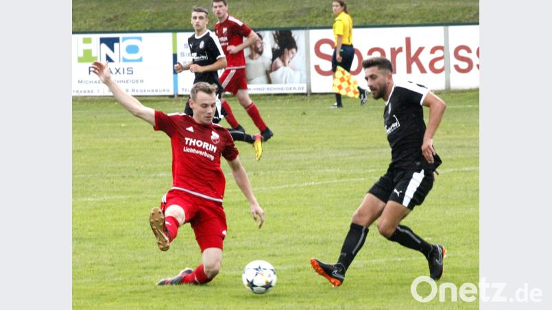In der Schlussphase schoss der SV Fortuna Regensburg gegen die Spvgg Pfreimd noch einen klaren 4:1-Sieg heraus. Die Szene zeigt einen Zweikampf zwischen Maximilian Herzog (Spvgg, links) und Nizar Klica (SV, rechts). Hirsch