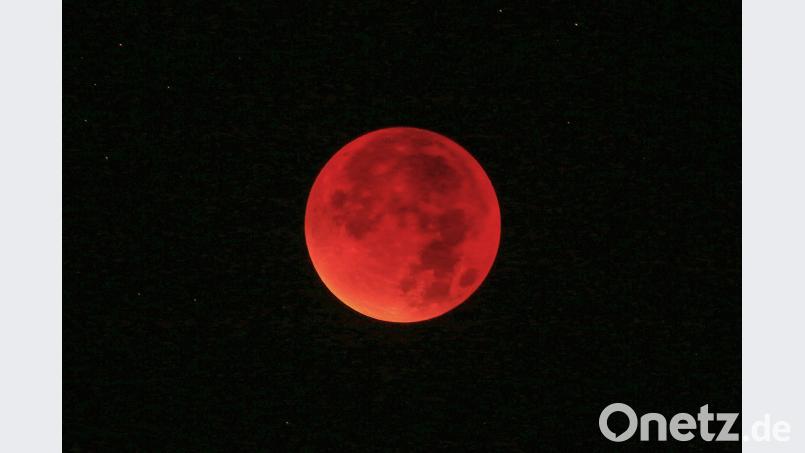 Eine totale Mondfinsternis (Blutmond) ist am 27. Juli am Nachthimmel zu sehen: Dabei durchläuft der Mond vollständig den Kernschatten der Erde und erscheint dabei in rotem Licht. Fredrik von Erichsen/dpa